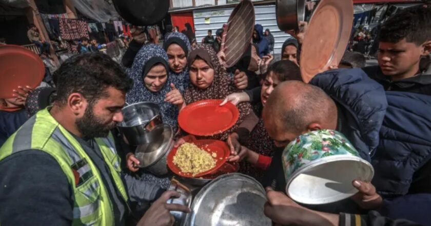 ഗാസയിൽ ഭക്ഷണം കാത്തുനിൽക്കുന്നവർക്ക് നേരെ ഇസ്രയേൽ ആക്രമണം; 21 പലസ്തീനികൾ മരിച്ചു