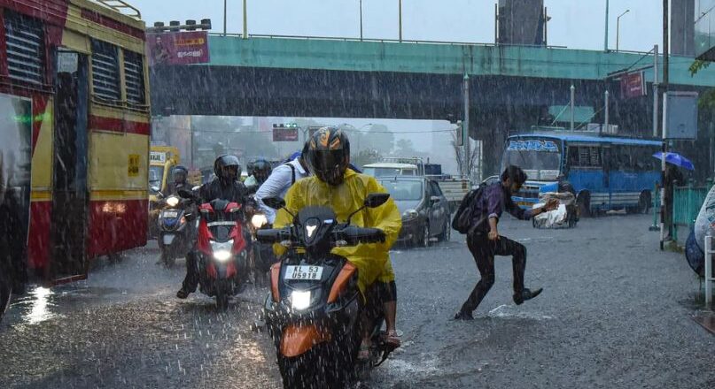 കനത്ത മഴ; മൂന്ന് ജില്ലകളിലെ വിദ്യാഭ്യാസ സ്ഥാപനങ്ങള്ക്ക് നാളെ അവധി