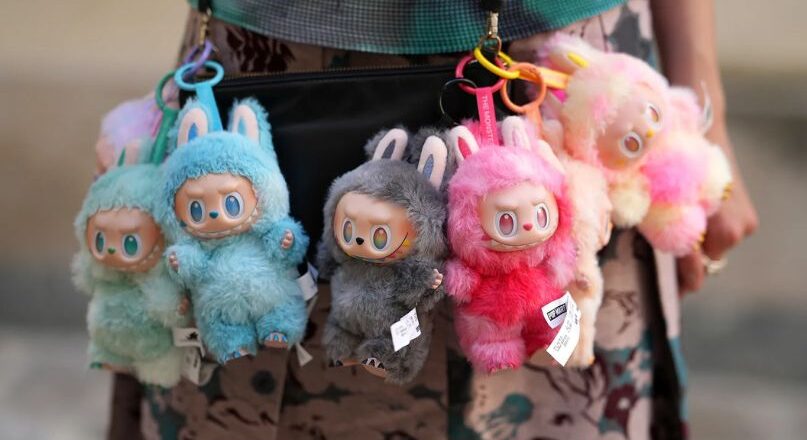 പാവ വിറ്റ് നേടിയത് ചില്ലറ കോടികളല്ല, ചൈനയിലെ ഏറ്റവും വലിയ പത്താമത്തെ ധനികനായി ലബുബു മുതലാളി