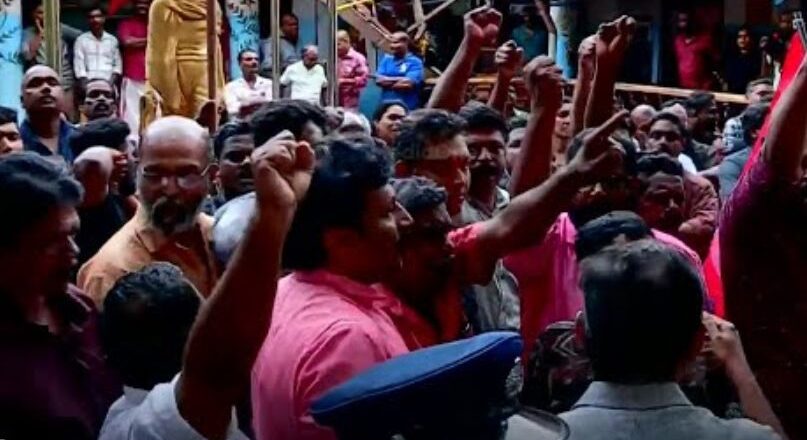 ‘കുട്ടികളുടെ പ്രഭാതഭക്ഷണം തട്ടിത്തെറിപ്പിച്ചു, ഭക്ഷണത്തിൽ മണ്ണ് വാരിയിട്ടു’; കാർത്തികപ്പള്ളി സ്കൂളിൽ പ്രതിഷേധത്തിനിടെ ക്രൂരത