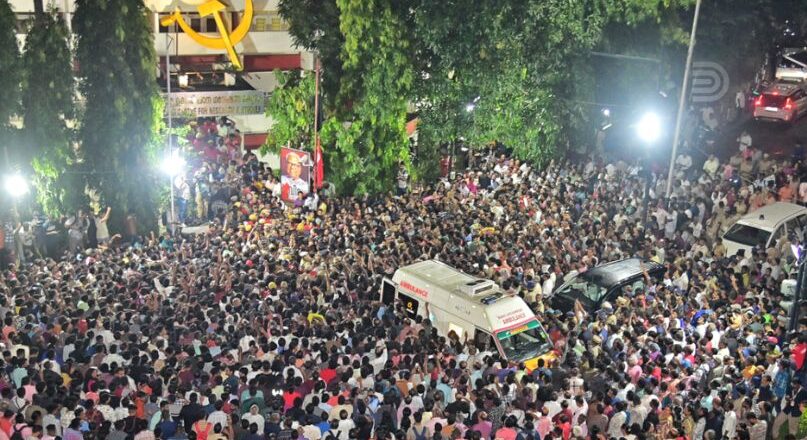 വിപ്ലവ സൂര്യനെ അവസാനമായി കാണാൻ വീട്ടിലേക്ക് ജനപ്രവാഹം; വേലിക്കകത്ത് വീട്ടിൽ വി എസ് എത്തി