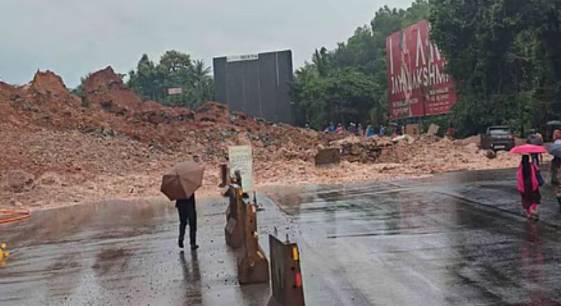 വീരമലക്കുന്ന് ഇടിഞ്ഞു