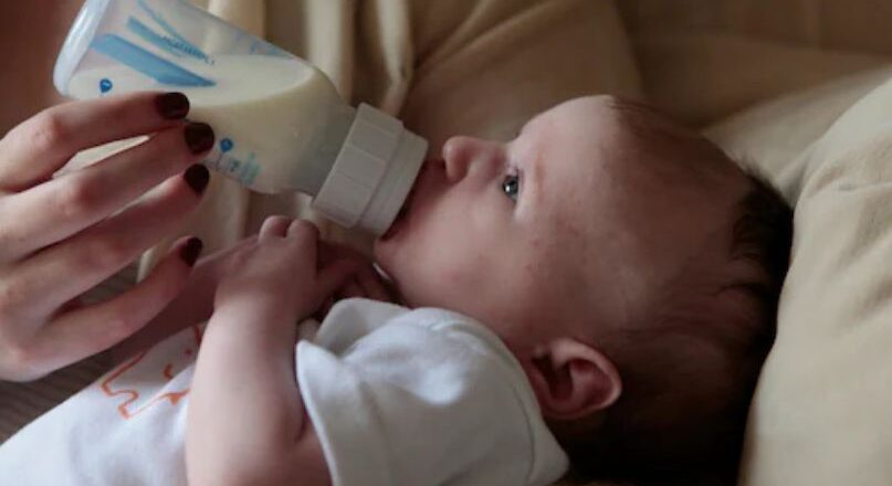 87,000 രൂപ വരെ മാസം സമ്പാദ്യം; അധികമുള്ള മുലപ്പാൽ വിറ്റ് വരുമാനമാക്കി അമേരിക്കയിലെ അമ്മമാർ