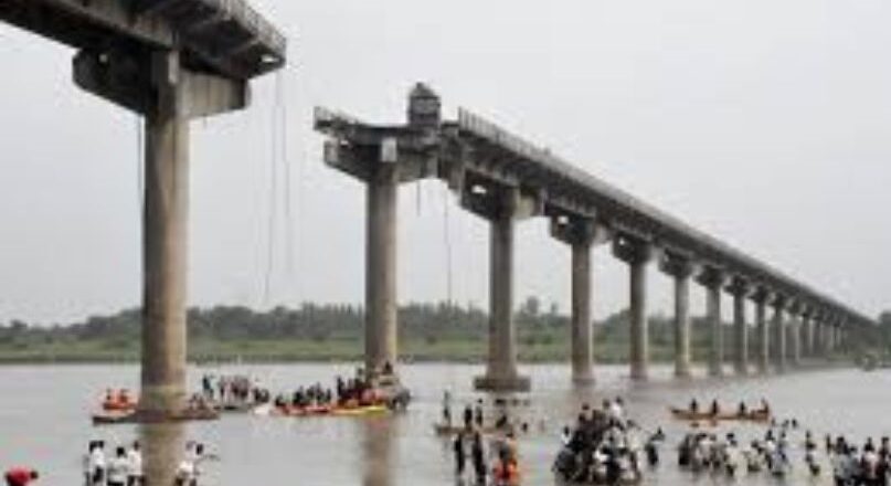 ഗുജറാത്തിലെ വഡോദരയിൽ നദിക്ക് കുറുകെയുള്ള പാലം തകർന്നുവീണ് 10 പേർ മരിച്ചു