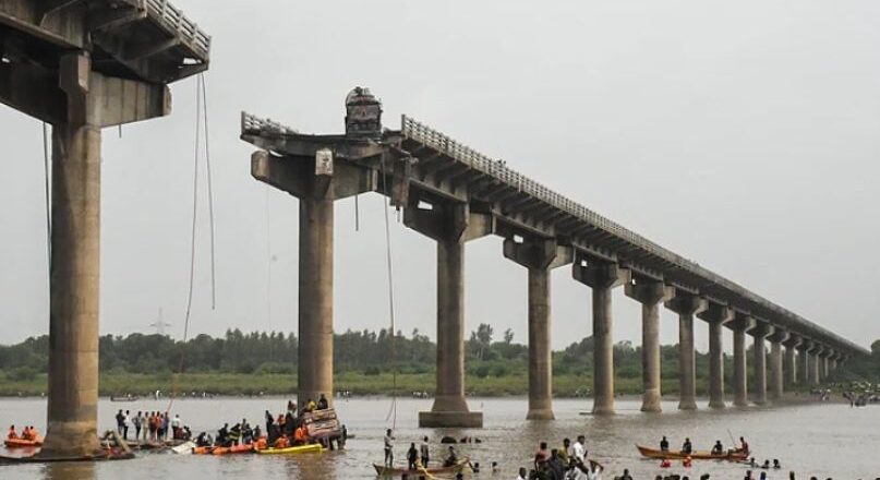 വഡോദര പാലം തകർച്ച: മൂന്നുവർഷം മുൻപ് മുന്നറിയിപ്പുണ്ടായിട്ടും നടപടി എടുത്തില്ല; ഗുരുതര അനാസ്ഥയെന്ന് ആരോപണം