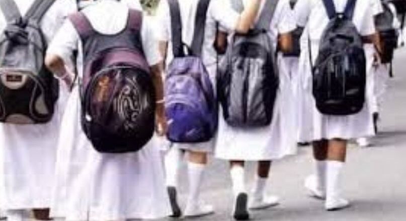 മഹാരാഷ്ട്ര സ്കൂളിൽ വിദ്യാർത്ഥിനികളുടെ വസ്ത്രമഴിച്ച് പരിശോധിച്ച സംഭവത്തിൽ പ്രിൻസിപ്പാളും ജീവനക്കാരും അറസ്റ്റിൽ