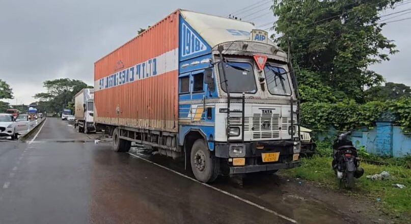 കൊച്ചിയിൽ കണ്ടെയ്നർ ലോറി പിടിയിൽ; രാജസ്ഥാനിൽനിന്നുള്ള കവർച്ചാസംഘമെന്ന് സംശയം, ഒരാൾ ഓടിരക്ഷപ്പെട്ടു.