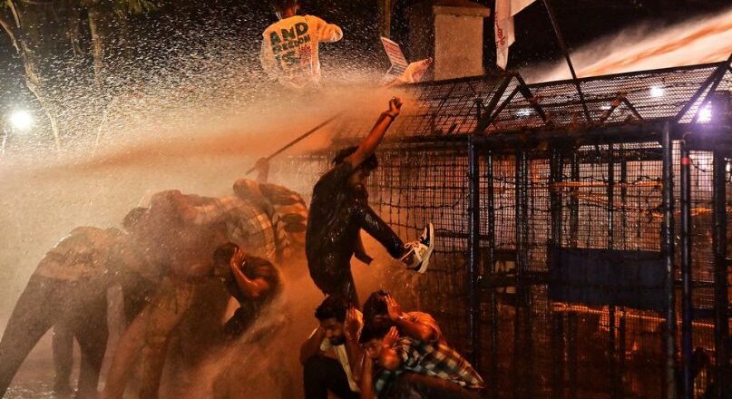 യുദ്ധക്കളമായി കേരളാ സർവകലാശാല: ക്യാമ്പസിനു, പുറത്ത് ഡിവൈഎഫ്ഐയും അകത്ത് എഐഎസ്എഫും പ്രതിഷേധം നടത്തുന്നു