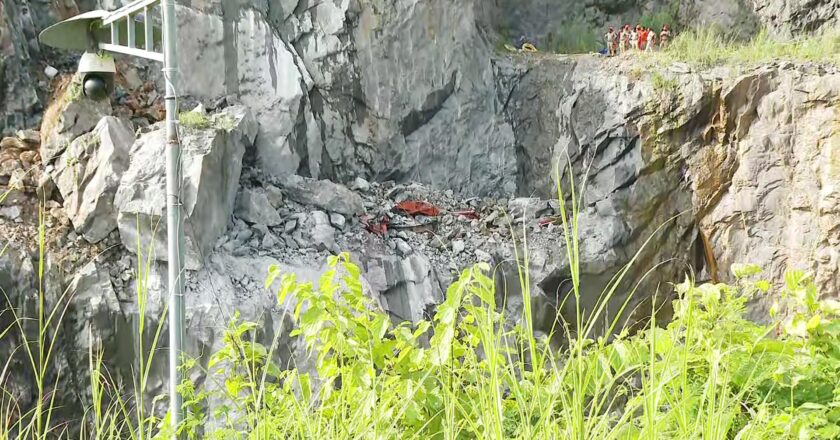 കോന്നിയിലെ പാറമടയിൽ പണി നടക്കുന്നതിനിടെ കൂറ്റൻ പാറ ഹിറ്റാച്ചിക്ക് മുകളിൽ വീണ് വാൻ അപകടം