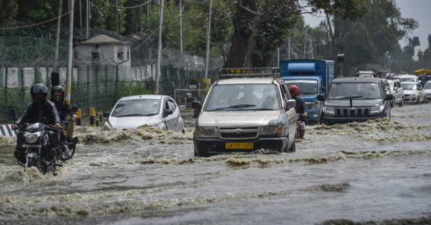 ജമ്മു കശ്മീരില്‍ മിന്നല്‍പ്രളയവും മണ്ണിടിച്ചിലും, പതിനൊന്ന് മരണം; രക്ഷാപ്രവർത്തനം ഊർജിതം