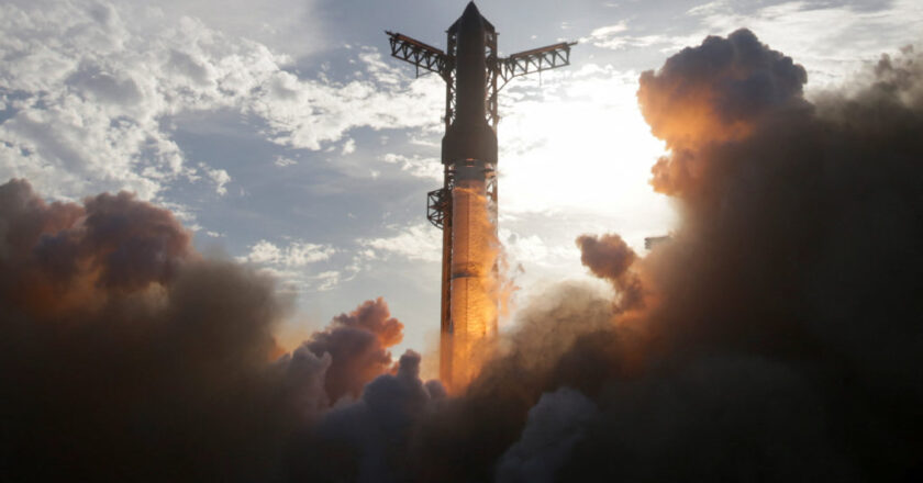 സ്പേസ് എക്സിന്റെ സ്റ്റാർഷിപ്പ് റോക്കറ്റിന്റെ പത്താം പരീക്ഷണ വിക്ഷേപണം വിജയം