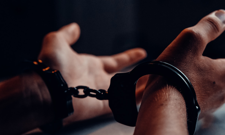 750x450 439133 handcuffs