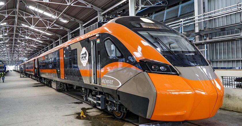 .രാജ്യത്തെ ആദ്യ വന്ദേ ഭാരത് സ്ലീപ്പര്‍ ട്രെയിന്‍ സെപ്റ്റംബറില്‍