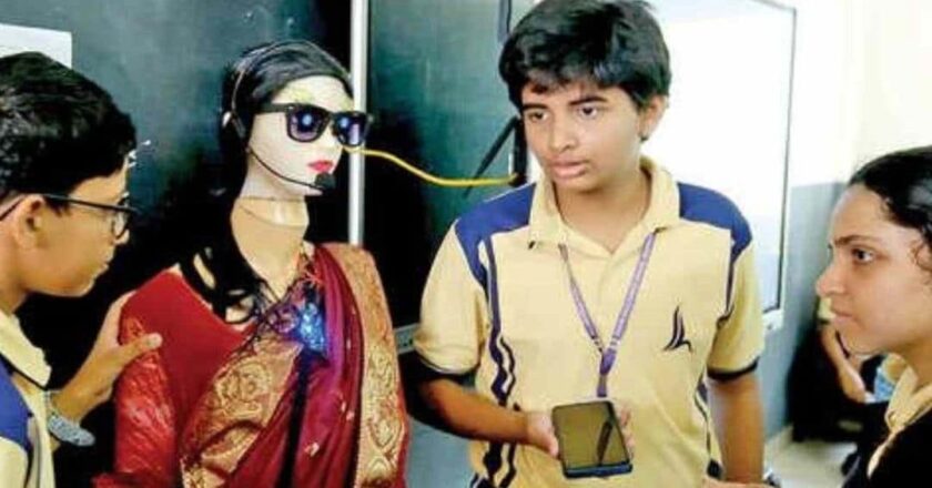 ഇനി എന്ത് സംശയവും നോവ ടീച്ചറോട് ചോദിക്കാം ; റോബോട്ടിക് ടീച്ചറെ രൂപകല്പന ചെയ്ത് വിദ്യാർഥികൾ