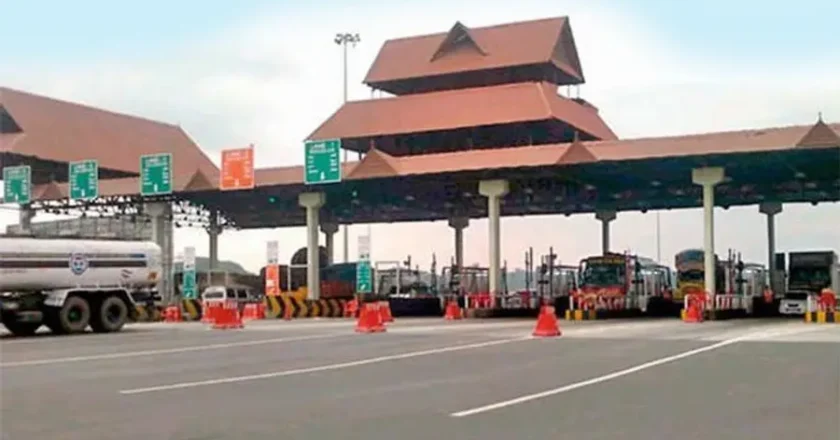 പാലിയേക്കരയിലെ ടോൾ വിലക്ക് തുടരും; ഹർജി നാളെ വീണ്ടും പരി​ഗണിക്കും