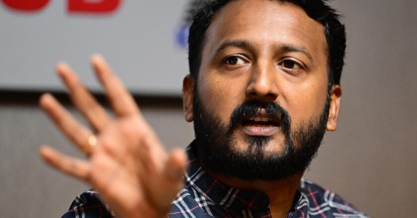 രാഹുല്‍ മാങ്കൂട്ടത്തിലിനെ തടഞ്ഞ് എസ്എഫ്‌ഐ പ്രവർത്തകർ