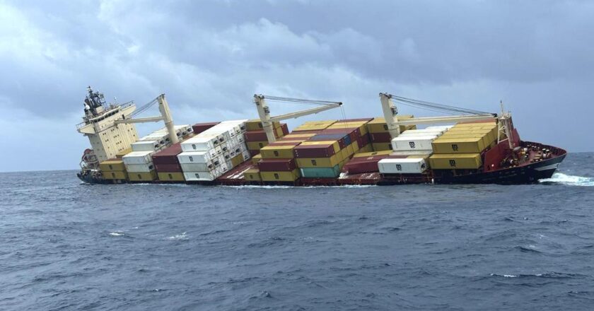 എംഎസ്‌സി എല്‍സ 3 കേരള തീരത്ത് മുങ്ങിയിട്ട് മാസങ്ങള്‍; സംസ്ഥാന സര്‍ക്കാരും, കപ്പല്‍ കമ്പനിയും ചേര്‍ന്ന് വഞ്ചിക്കുകയാണെന്ന് മത്സ്യത്തൊഴിലാളി സംഘടനകള്‍