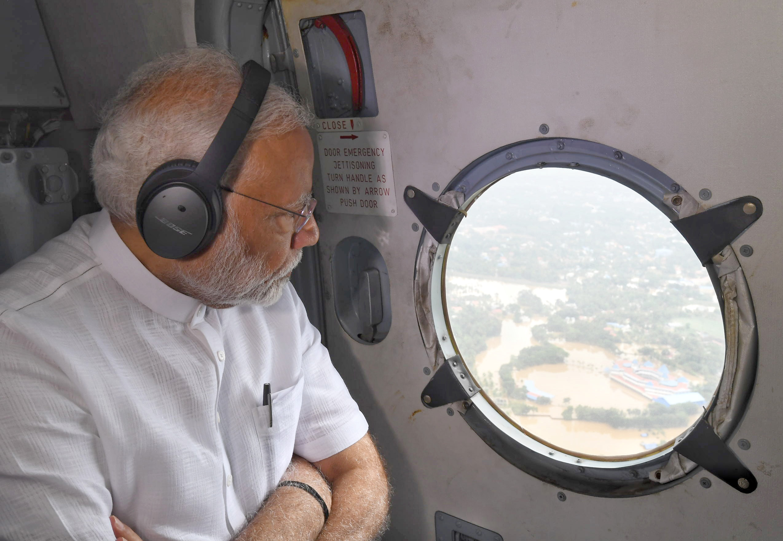 The Prime Minister Shri Narendra Modi conducting an aerial survey of flood affected areas in Kerala H2018081852329