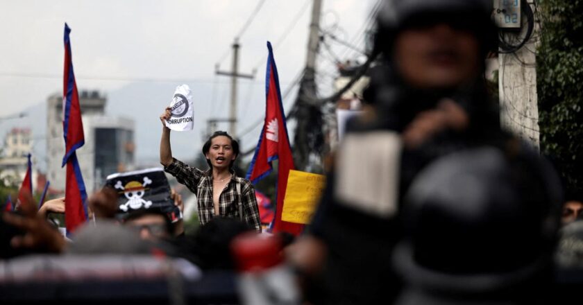 നേപ്പാളിൽ ജെൻസി കലാപം രൂക്ഷമാകുന്നു; വാർത്താവിനിമയ മന്ത്രിയുടെ വസതിക്ക് തീയിട്ട പ്രതിഷേധക്കാർ