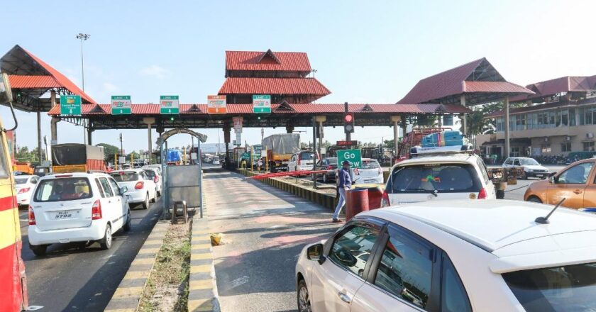 പാലിയേക്കര ടോള്‍ പിരിവിന് അനുമതിയില്ല; ജനങ്ങളുടെ ബുദ്ധിമുട്ട് പരിഹരിച്ചശേഷം ടോള്‍ പിരിവ് പുനരാരംഭിക്കാമെമെന്ന് കോടതി