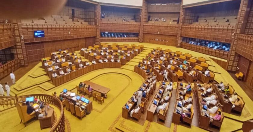 സ്വര്‍ണപ്പാളി വിവാദം: പ്രതിപക്ഷത്തെ കള്ളന്മാർ എന്ന് വിളിച് മന്ത്രി വി ശിവൻകുട്ടി; പ്രക്ഷുബ്ധമായി സഭ