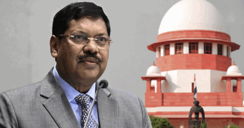 സനാതന ധര്‍മ്മത്തോടുള്ള അനാദരവ് സഹിക്കില്ല; സുപ്രീം കോടതിയില്‍ ചീഫ് ജസ്റ്റിസിന് നേരെ ഷൂ എറിയാന്‍ ശ്രമം