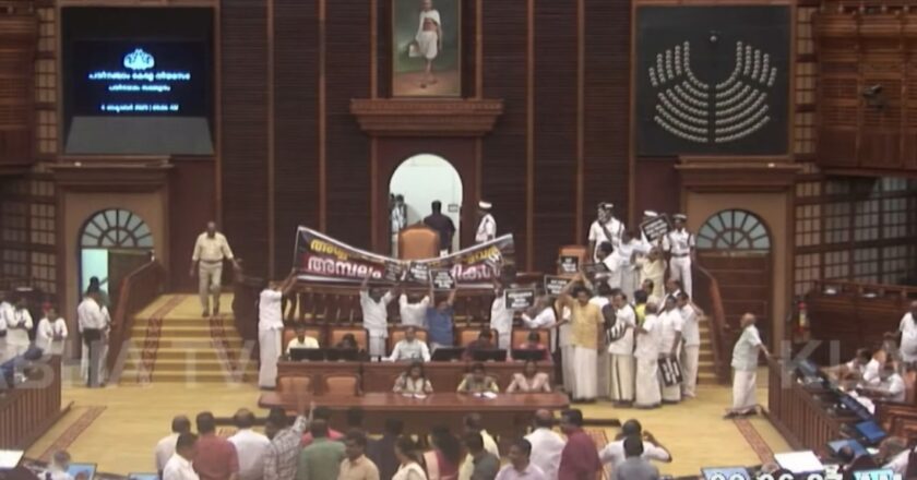 ശബരിമല സ്വർണപ്പാളി വിവാദം: സഭയില്‍ ബാനറുയര്‍ത്തി പ്രതിപക്ഷ പ്രതിഷേധം; സഭ നിർത്തിവെച്ചു