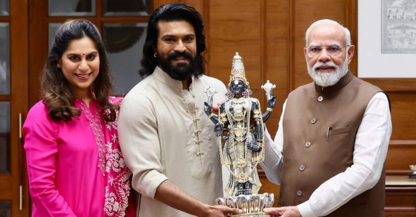 ആർച്ചറി പ്രീമിയർ ലീഗിന്റെ വിജയാഘോഷം; പ്രധാനമന്ത്രി നരേന്ദ്ര മോദിക്ക് വില്ല് സമർപ്പിച്ച് രാം ചരൺ