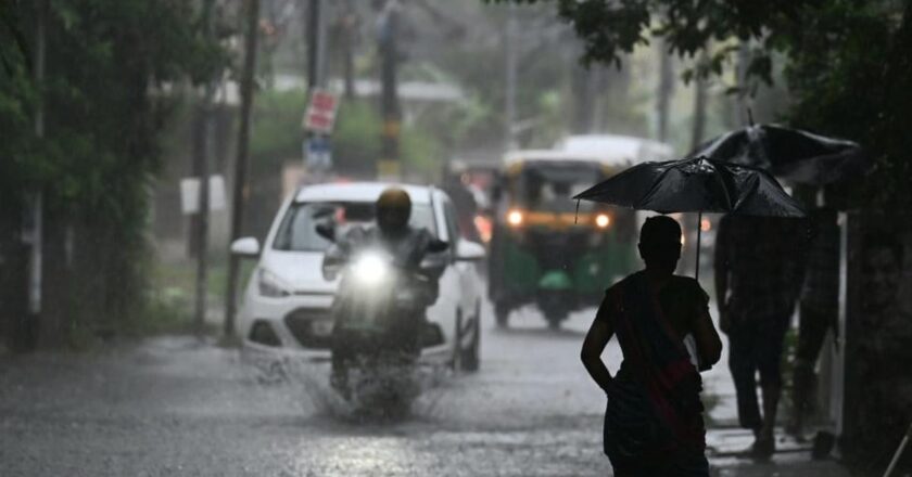 സംസ്ഥാനത്ത് ഇന്നും നാളെയും തീവ്രമഴ തുടരും; മൂന്ന് ജില്ലകളിൽ ഓറഞ്ച് അലേർട്ട്, മൊൻന്ത’ചുഴലിക്കാറ്റിന് സാധ്യത