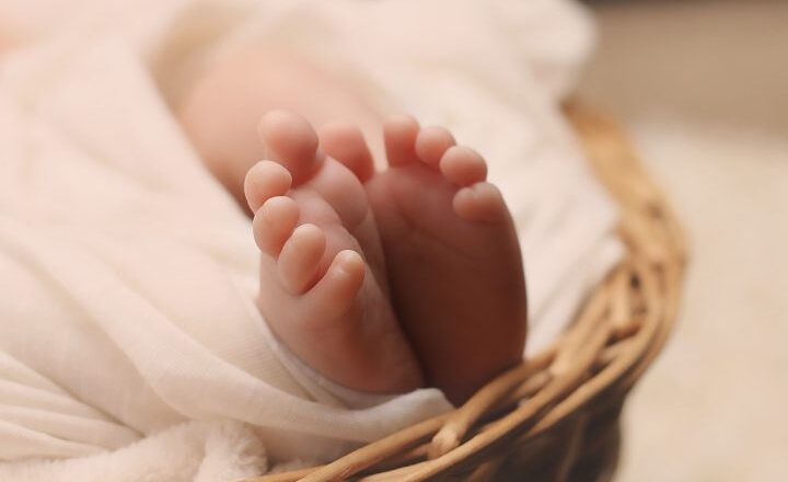 കറുകുറ്റിയിൽ ആറുമാസം പ്രായമുള്ള കുഞ്ഞിനെ കഴുത്തറുത്ത് കൊന്നു; കുട്ടിയുടെ അമ്മൂമ്മ കസ്റ്റഡിയിൽ