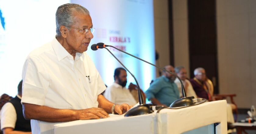 കേരളത്തെ ഇന്ത്യയിലെ ആദ്യ അതിദാരിദ്ര്യമുക്ത സംസ്ഥാനമായി മുഖ്യമന്ത്രി നിയമസഭയിൽ പ്രഖാപിച്ചു