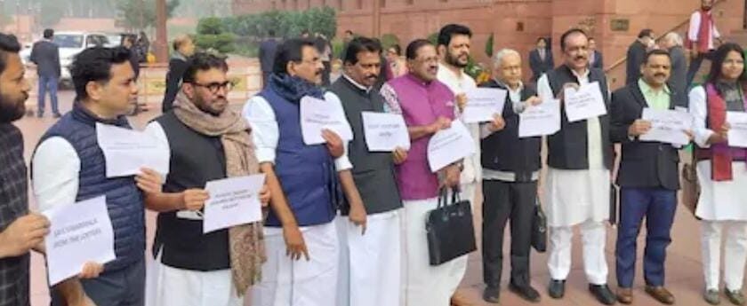 ശബരിമല സ്വർണക്കൊള്ള: യുഡിഎഫ് എംപിമാർ പാർലമെൻ്റിന് മുന്നിൽ പ്രതിഷേധിച്ചു; ‘പാരഡി ഗാനം’ ആലപിച്ചു