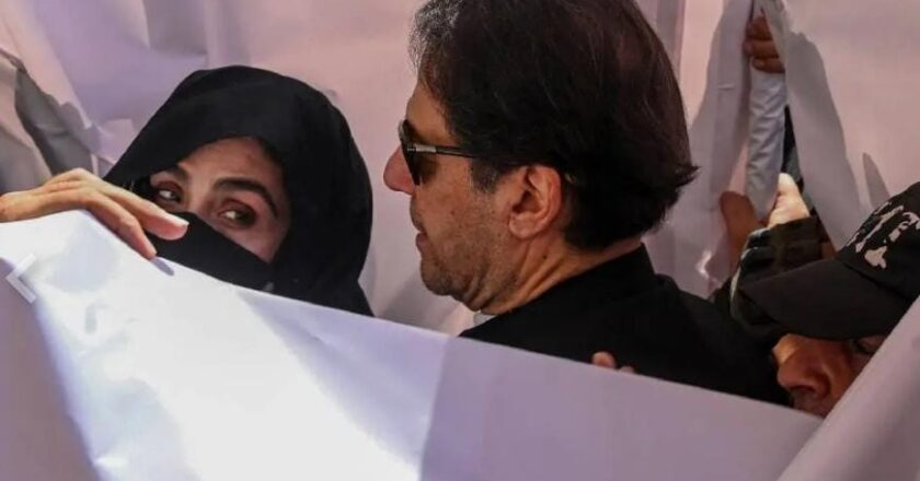 തോഷാഖാന കേസ്: ഇമ്രാൻ ഖാനും ഭാര്യ ബുഷ്റ ബീബിക്കും 17 വർഷം തടവ്