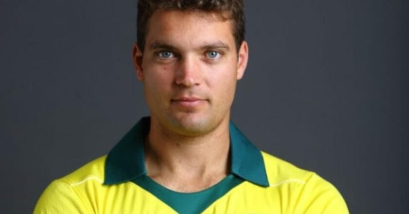 ആഷസ് പോരാട്ടം: തകർച്ചയിൽ നിന്ന് ഓസീസിനെ കൈപിടിച്ചുയർത്തി അലക്സ് ക്യാരി; അഡ്‌ലെയ്‌ഡിൽ ആധിപത്യമുറപ്പിച്ച് ആതിഥേയർ