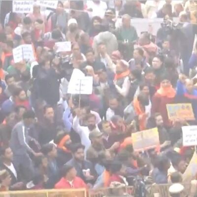 ബംഗ്ലാദേശിലെ ഹിന്ദു വേട്ട: ഡൽഹിയിൽ ഹൈക്കമ്മീഷനിലേക്ക് പ്രതിഷേധ മാർച്ച്; ബാരിക്കേഡുകൾ തീർത്ത് പോലീസ്