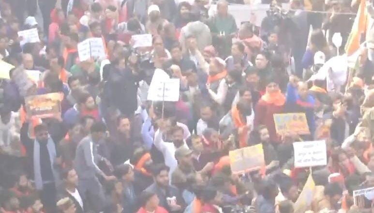 ബംഗ്ലാദേശിലെ ഹിന്ദു വേട്ട: ഡൽഹിയിൽ ഹൈക്കമ്മീഷനിലേക്ക് പ്രതിഷേധ മാർച്ച്; ബാരിക്കേഡുകൾ തീർത്ത് പോലീസ്