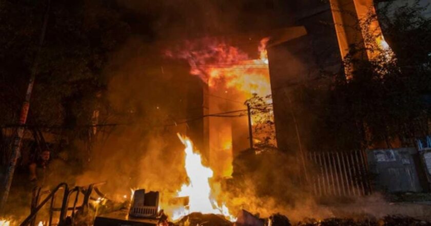 ധാക്ക കത്തുന്നു: വിദ്യാർത്ഥി നേതാവിന്റെ മരണത്തിന് പിന്നാലെ ബംഗ്ലാദേശിൽ കലാപം; മാധ്യമ ഓഫീസുകൾക്ക് തീയിട്ടു