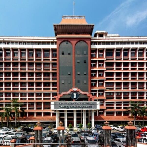 ഇടുക്കി പട്ടയ വിതരണം സ്റ്റേ ചെയ്തു; സർക്കാരിനോട് വിശദീകരണം തേടി ഹൈക്കോടതി