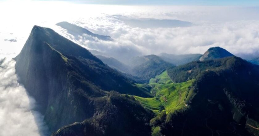 മഞ്ഞിൽ പൊതിഞ്ഞ് കൊളുക്കുമല; അവധിക്കാലം ആഘോഷിക്കാൻ സഞ്ചാരികളുടെ വൻതിരക്ക്