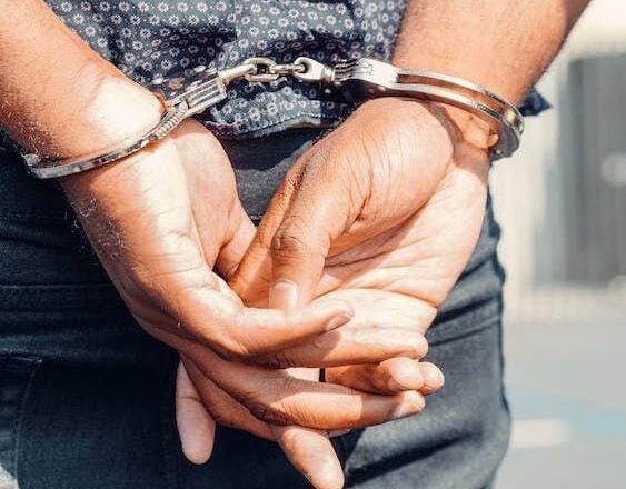 ലിവ്-ഇൻ പങ്കാളിയെ പീഡിപ്പിച്ചു, ലക്ഷങ്ങൾ തട്ടി; പിന്നാലെ പ്രായപൂർത്തിയാകാത്ത സഹോദരിയെയും പീഡിപ്പിച്ച യുവാവ് പിടിയിൽ