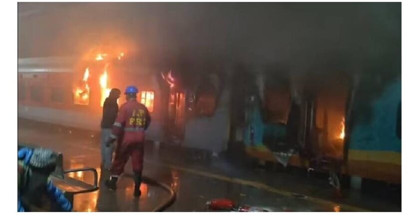 ടാറ്റാ നഗർ-എറണാകുളം എക്സ്പ്രസിന് തീപിടിച്ചു: ഒരാൾ മരിച്ചു; വൻ ദുരന്തം ഒഴിവായത് തലനാരിഴയ്ക്ക്