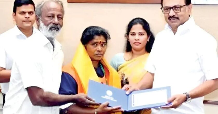 45 ലക്ഷത്തിന്റെ സ്വർണം തെരുവിൽ നിന്ന് കിട്ടി; പതറാതെ പോലീസിനെ ഏൽപ്പിച്ച് പത്മ, ഒരു ലക്ഷം രൂപ സമ്മാനം നൽകി സ്റ്റാലിന്റെ ആദരം