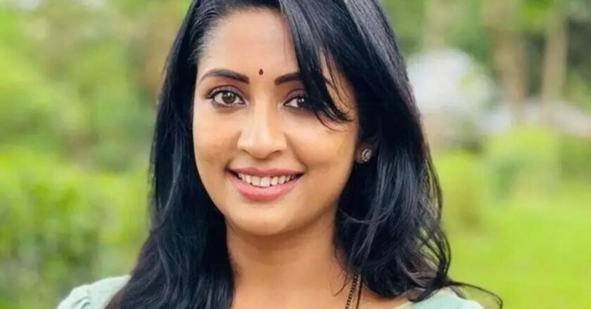 “ഞാൻ ഒരു മത്സരത്തിന്റെ ഇരയാണ്”; കലോത്സവ രീതികളെ വിമർശിച്ച് നവ്യ നായർ