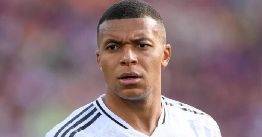 എൽ ക്ലാസിക്കോയിൽ ബാഴ്സയ്ക്ക് കിരീടം; ‘ഗാർഡ് ഓഫ് ഓണർ’ നൽകാതെ എംബാപ്പെ, പെരുമാറ്റത്തിനെതിരെ വിമർശനം