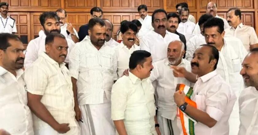 നിയമസഭയിൽ പ്രതിഷേധം: ശബരിമല സ്വർണ്ണക്കടത്തും പയ്യന്നൂർ ഫണ്ട് തട്ടിപ്പും