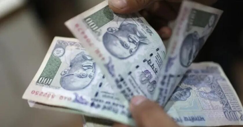 സർക്കാർ ജീവനക്കാർക്ക് ലോട്ടറി; 12-ാം ശമ്പള പരിഷ്കരണ കമ്മീഷനെ പ്രഖ്യാപിച്ചു, ഡി.എ കുടിശ്ശികയും നൽകും