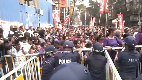 വെറും ആയിരം രൂപയുടെ വർദ്ധനവ് വേണ്ട; പശ്ചിമ ബംഗാളിൽ തെരുവിലിറങ്ങി ആശാവർക്കർമാരുടെ  പ്രതിഷേധം