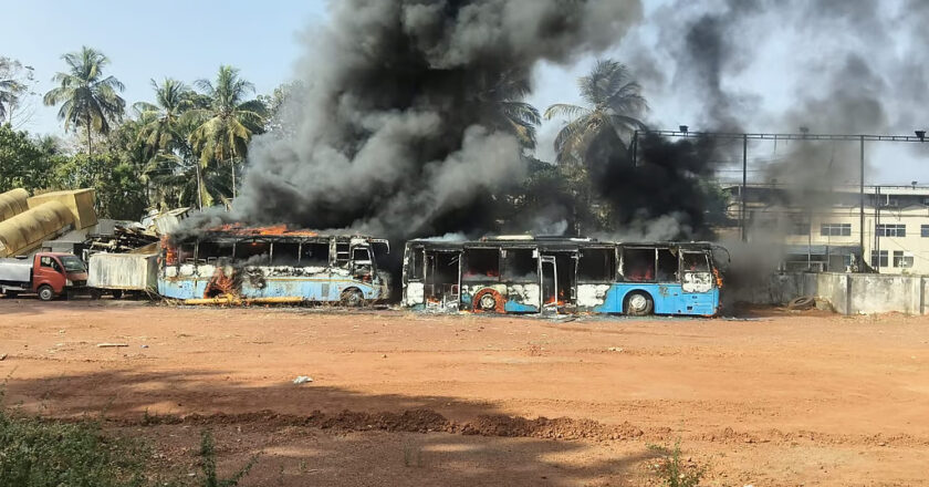 മലപ്പുറത്ത് കൊണ്ടോട്ടി-എയര്‍പോര്‍ട്ട് റോഡിന് സമീപം തീപിടിത്തം, നാല് ബസുകള്‍ കത്തി നശിച്ചു