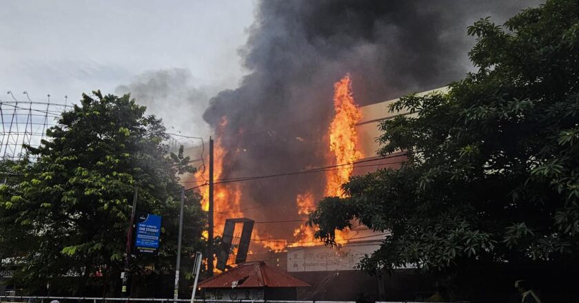 കോഴിക്കോട് ജയലക്ഷ്മി സിൽക്സിൽ വൻ തീപിടിത്തം