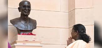 രാഷ്ട്രപതി ഭവനിൽ നിന്നും എഡ്വിൻ ലട്യൻസിന്റെ പ്രതിമ നീക്കം ചെയ്തു; പകരം സി രാജഗോപാലാചാരിയുടെ പ്രതിമ സ്ഥാപിച്ചു